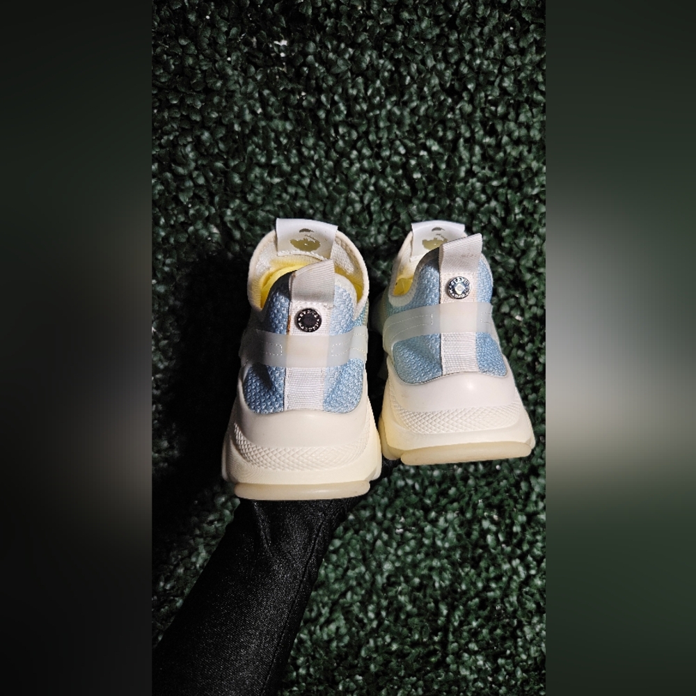Steve Madden Cream Sneakers Classic Design - Picture 4 of 5